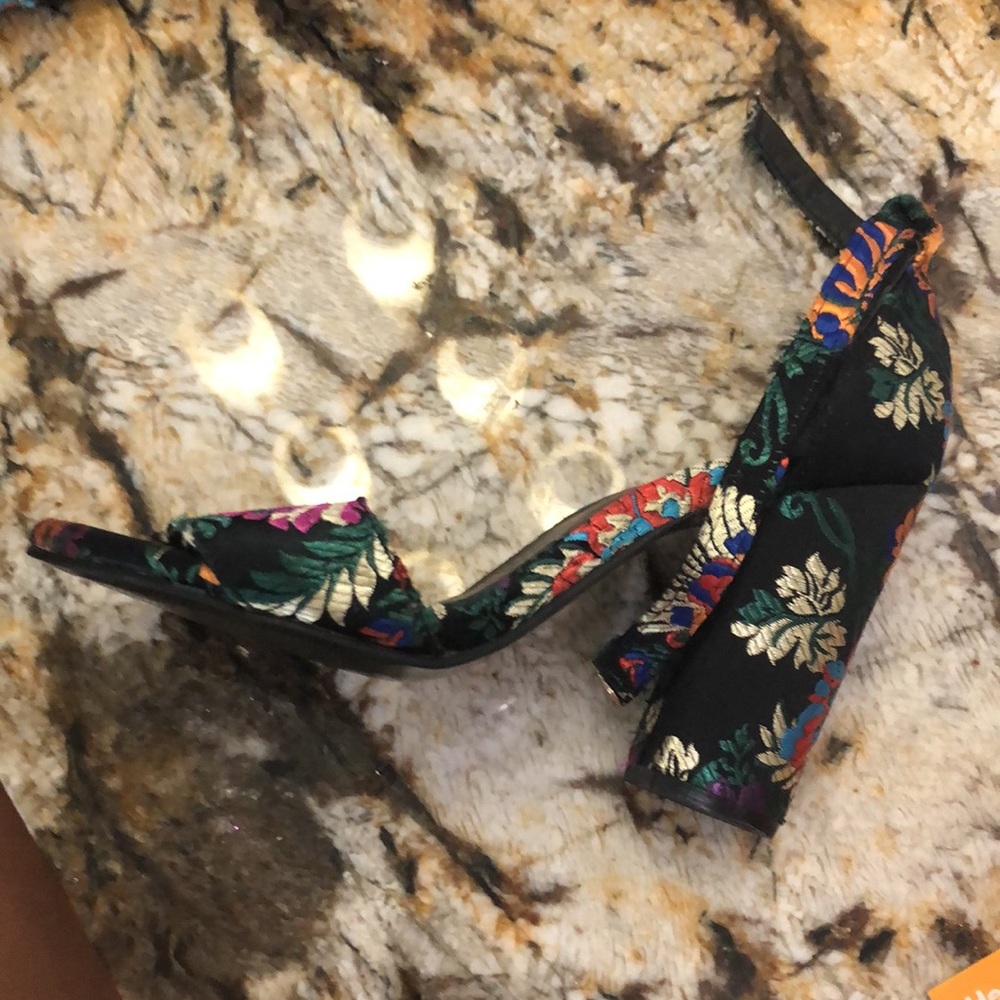 Embroidery chunky heels - Picture 2 of 3